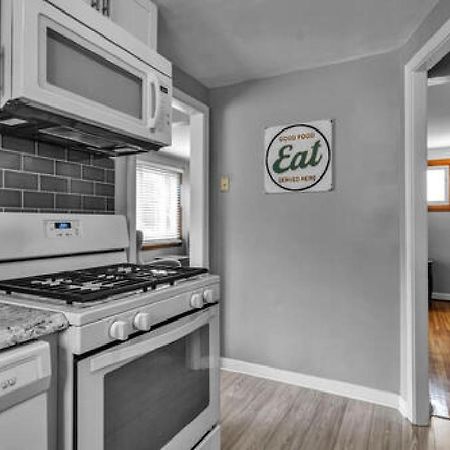 Gorgeous 2 Queen Bedroom Lower Apartment In North Buffalo With Free Driveway Parking Bagian luar foto