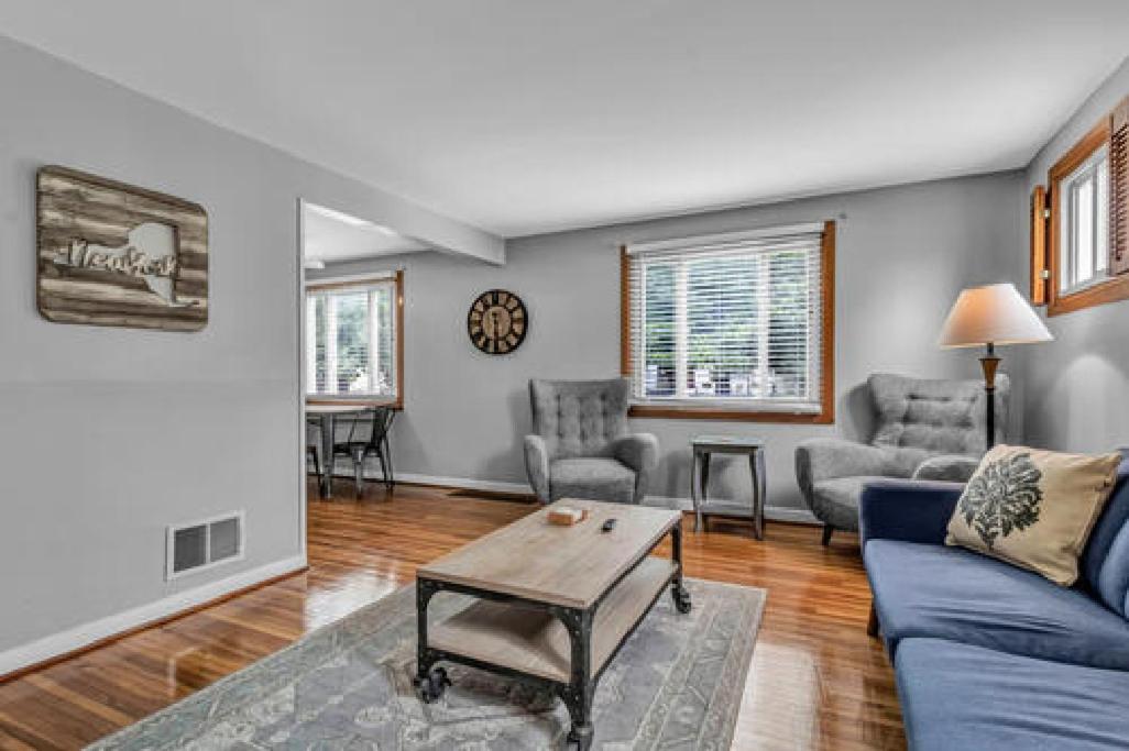 Gorgeous 2 Queen Bedroom Lower Apartment In North Buffalo With Free Driveway Parking Bagian luar foto