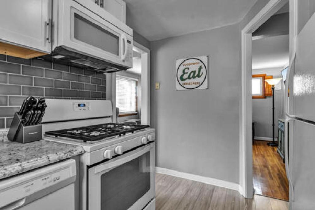 Gorgeous 2 Queen Bedroom Lower Apartment In North Buffalo With Free Driveway Parking Bagian luar foto