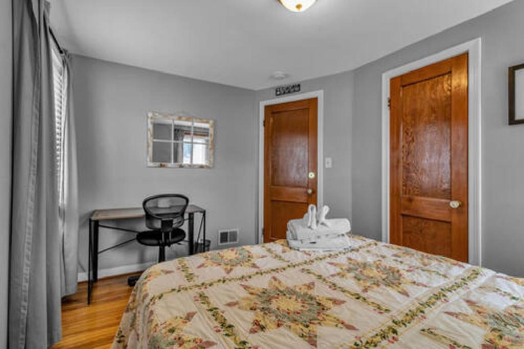 Gorgeous 2 Queen Bedroom Lower Apartment In North Buffalo With Free Driveway Parking Bagian luar foto