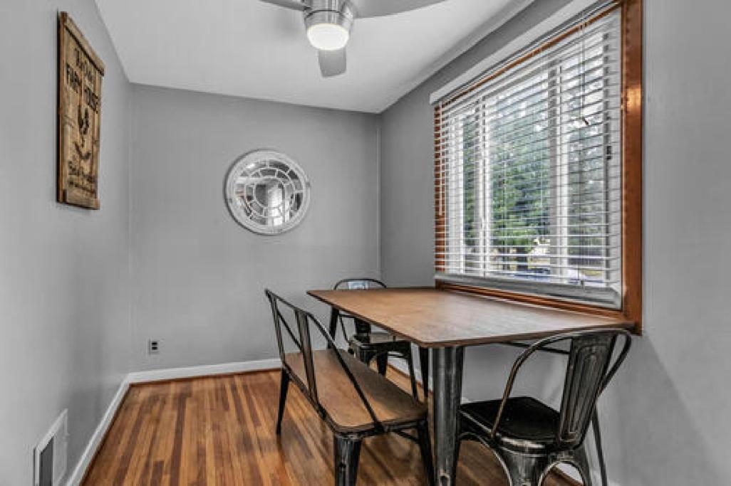 Gorgeous 2 Queen Bedroom Lower Apartment In North Buffalo With Free Driveway Parking Bagian luar foto
