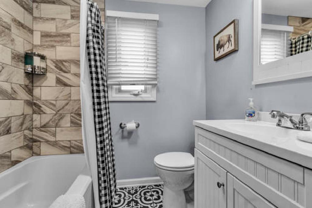 Gorgeous 2 Queen Bedroom Lower Apartment In North Buffalo With Free Driveway Parking Bagian luar foto