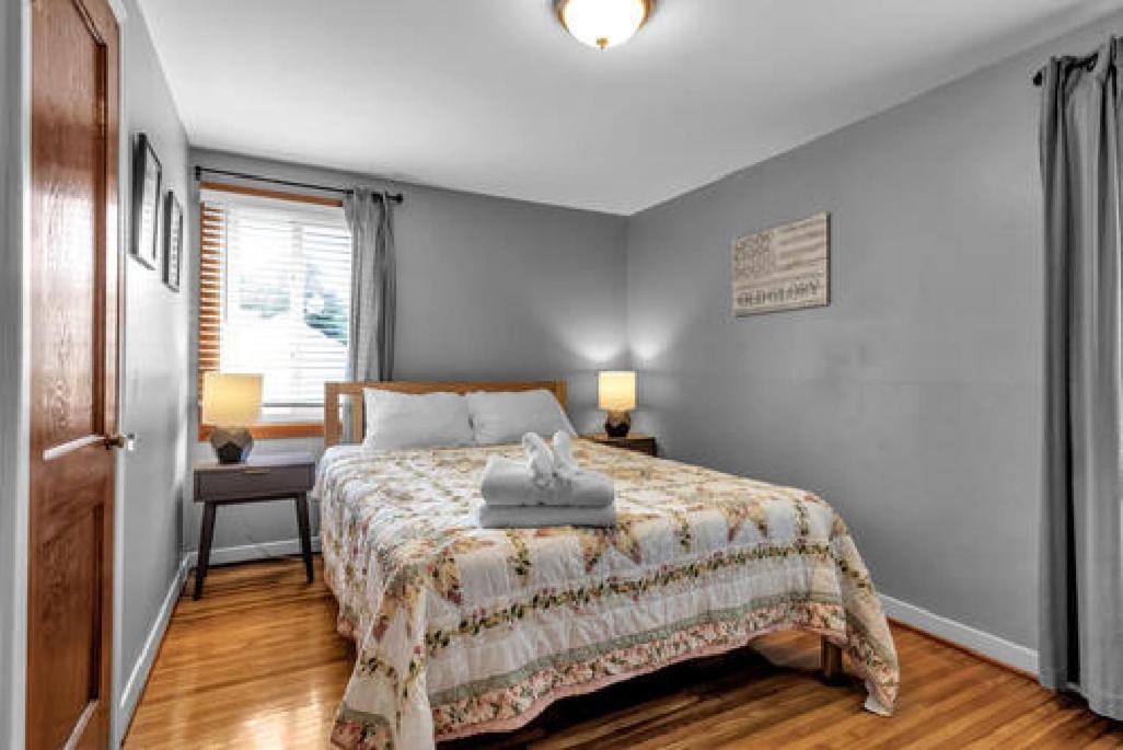 Gorgeous 2 Queen Bedroom Lower Apartment In North Buffalo With Free Driveway Parking Bagian luar foto
