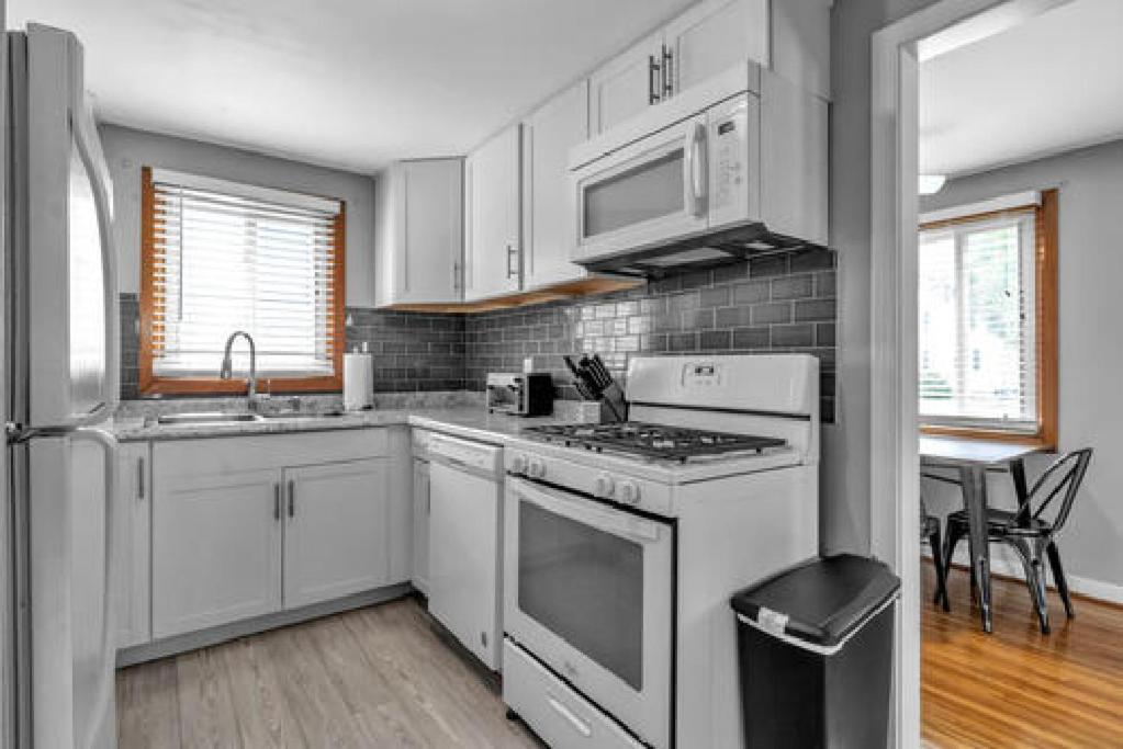 Gorgeous 2 Queen Bedroom Lower Apartment In North Buffalo With Free Driveway Parking Bagian luar foto