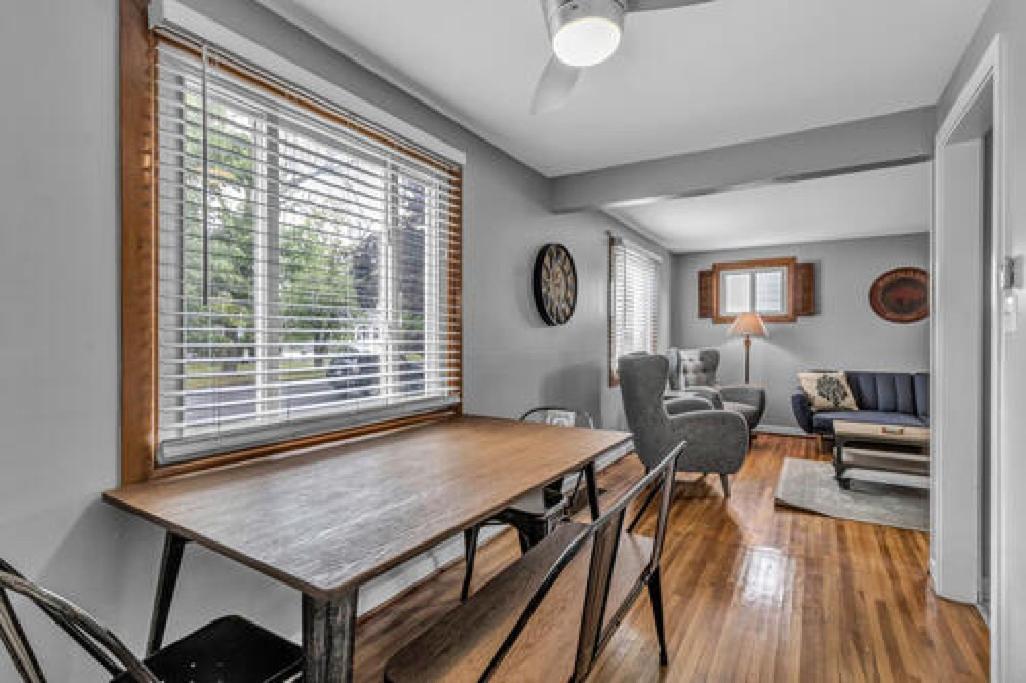 Gorgeous 2 Queen Bedroom Lower Apartment In North Buffalo With Free Driveway Parking Bagian luar foto