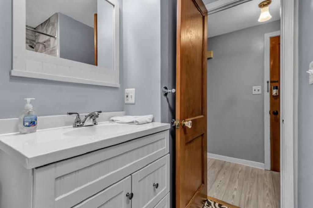 Gorgeous 2 Queen Bedroom Lower Apartment In North Buffalo With Free Driveway Parking Bagian luar foto